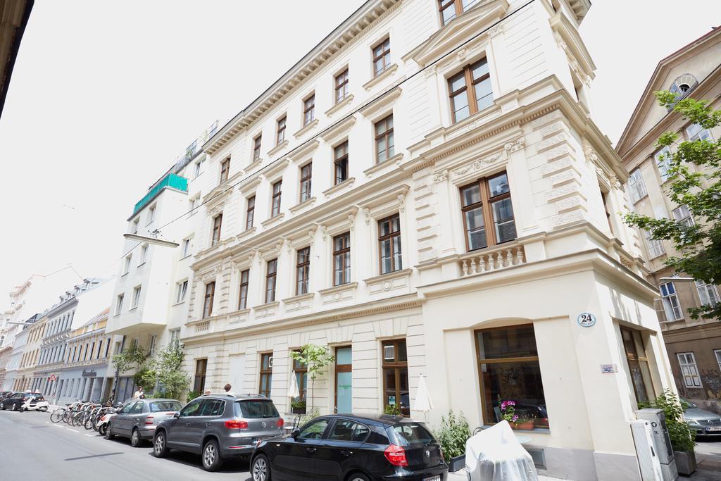 Traditional Apartments Wina Bagian luar foto
